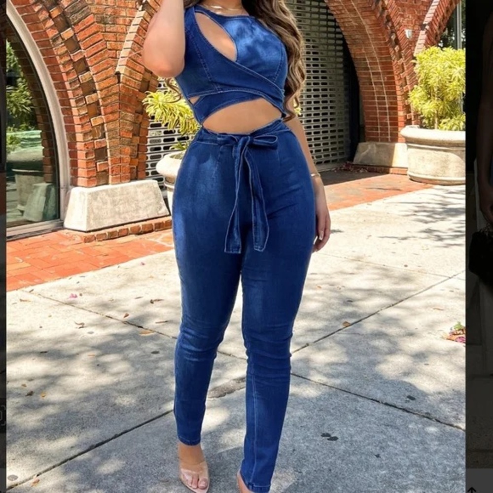 FASHION NOVA DENIM JUMPSUIT SIZE M